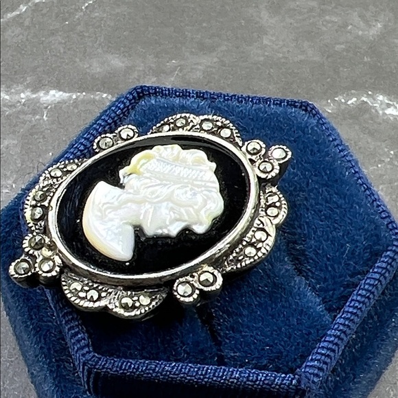 Vintage Sterling Mother of Pearl Cameo Black Onyx Ring - Picture 3 of 10